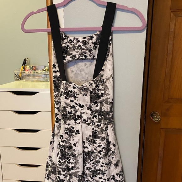 Black and White Dress - Picture 3 of 8